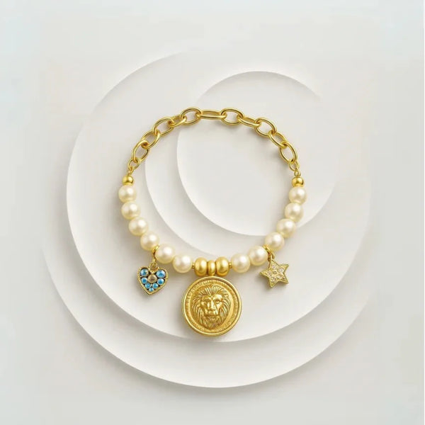 Pulsera de mujercon dije de leon en el centro junto a dijes de estrella y corazón. Accesorios mujer