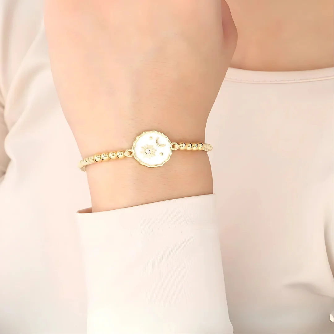 Pulsera sol y luna ajustada en muñeca

