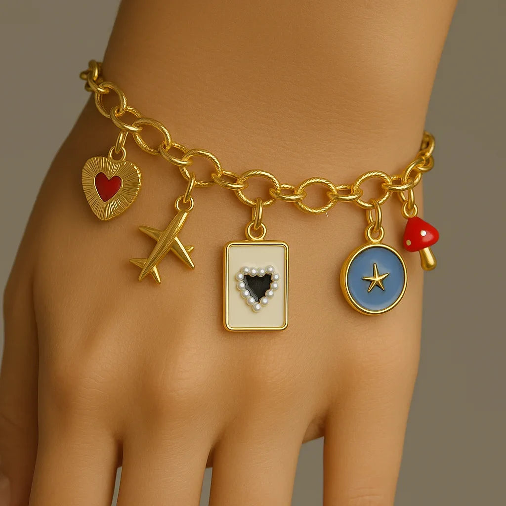 Accesorio Pulsera con dije de estrella, corazón y avion vista en muñeca mano femenina
