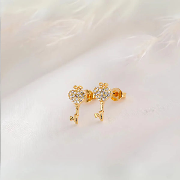 Aretes topito corazón tipo llave dorado con cristales blancos – accesorios para mujer delicados y femeninos