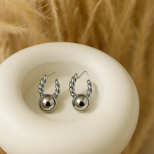 Aretes Topo Balín Plateado con aro trenzado y esfera pulida

