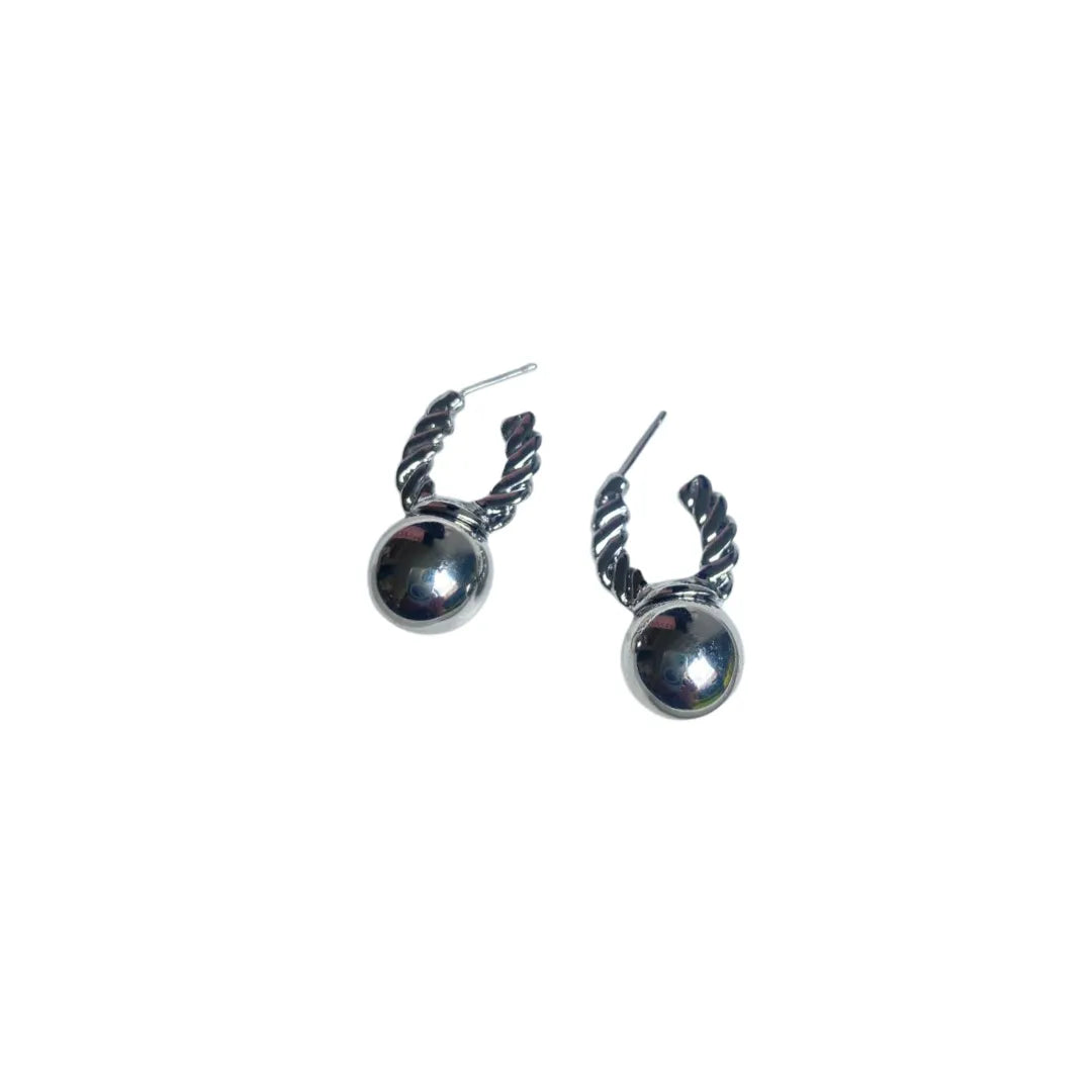 Aretes modernos con aro trenzado en acabado brillante

