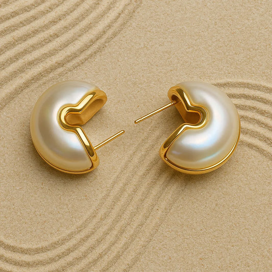 Aretes Topo Blanco Terciopelo con baño de oro 24K y acabado nacarado

