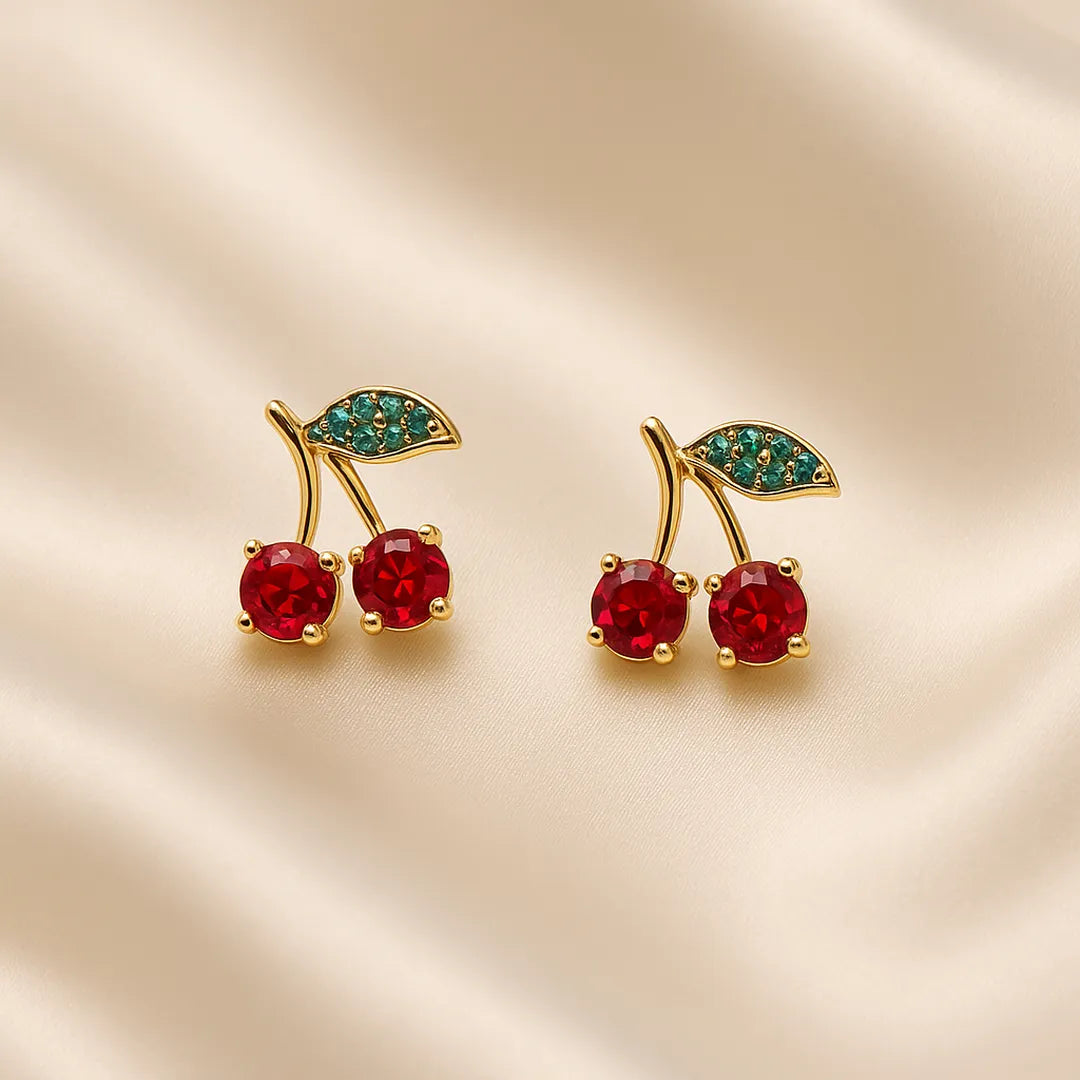 Aretes Topo Cherry Mini con diseño de cereza en cristal rojo y hoja verde, accesorios para mujer divertidos y femeninos.

