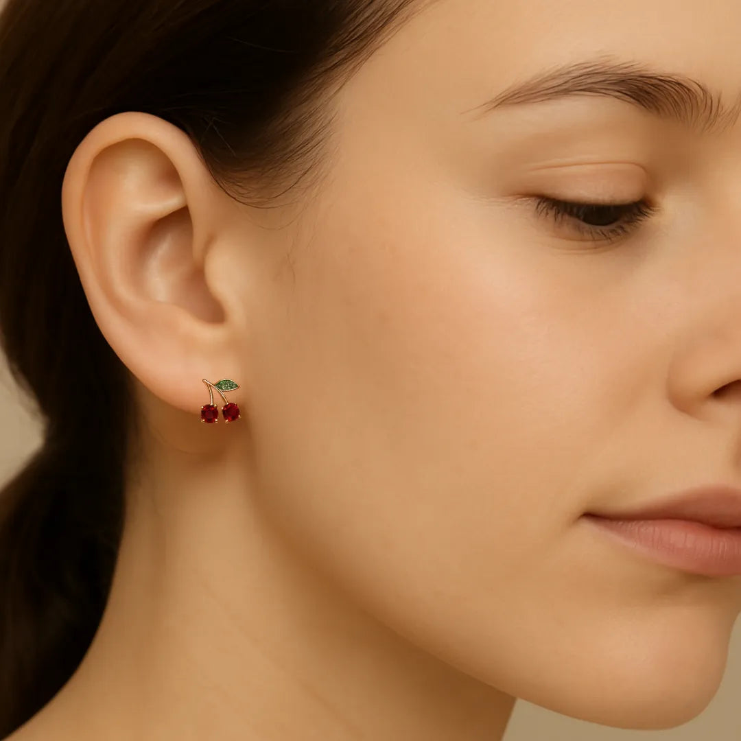 Modelo usando los aretes Topo Cherry Mini, accesorios para mujer con estilo juvenil, colorido y delicado.

