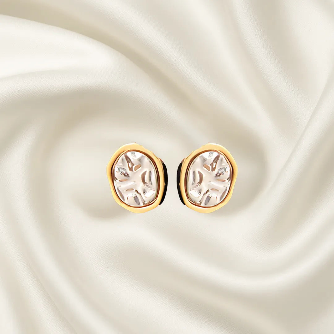 Aretes Topo Circular Chunky con acabado dorado texturizado, accesorios para mujer elegantes y modernos.