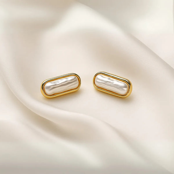 Aretes dorados rectangulares con cristales blancos sobre fondo claro – accesorios elegantes para mujer