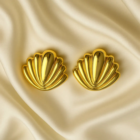 Aretes Topo Concha Dorada con forma de concha marina y baño de oro 24K

