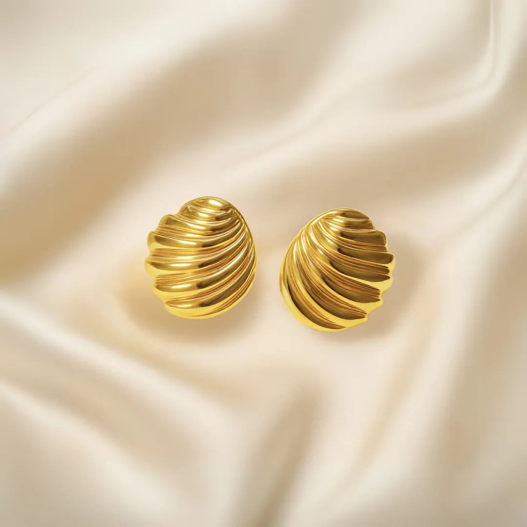 Aretes dorados grandes con diseño ondulado tipo concha y acabado espejo – accesorios para mujer elegantes