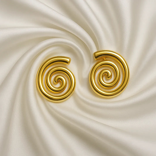 Aretes Topo Espiral Dorado con diseño artístico en baño de oro 24K

