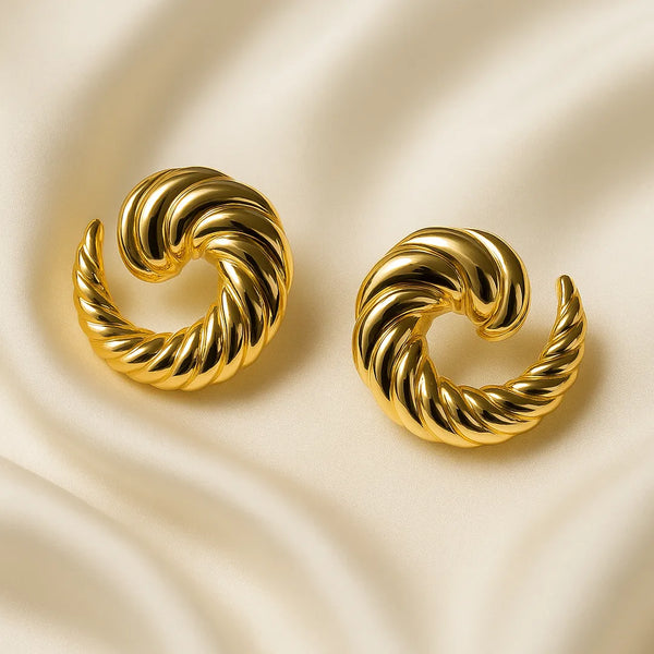 Aretes topo espiral dorado grandes con baño de oro 24K, accesorios para mujer elegantes y con volumen.