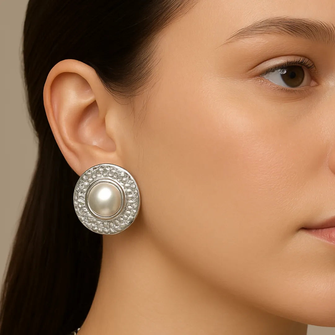 Modelo usando aretes grandes plateados diseño orbital colombiano

