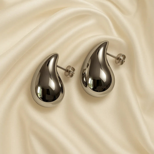 Aretes Topo Gota Plateado con diseño escultural y acabado espejo

