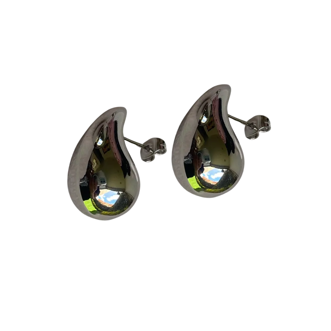 Aretes con forma de gota metálica minimalista y alto brillo

