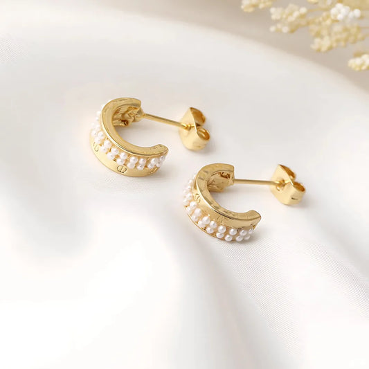 Accesorios pequeños tipo topo dorados con perlas mini y baño de oro 24K

