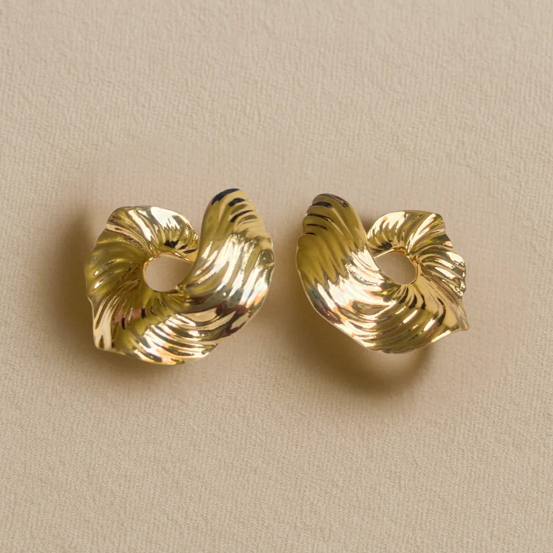 Aretes Topo Serena dorados con textura orgánica y acabado brillante

