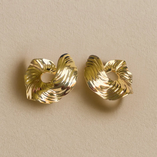 Aretes Topo Serena dorados con textura orgánica y acabado brillante

