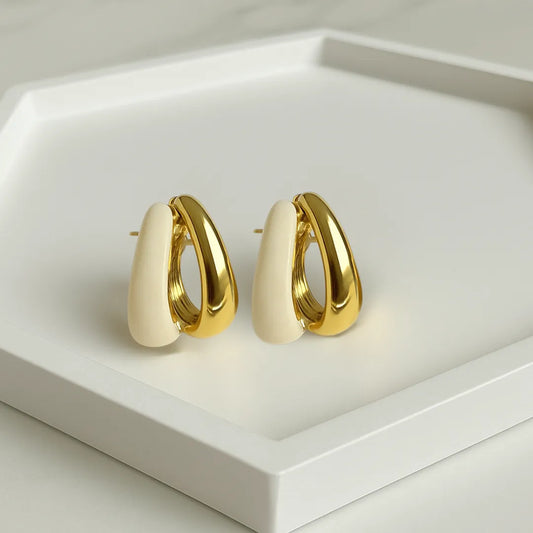Aretes Topos Nácar con baño de oro 24K y detalle blanco perlado

