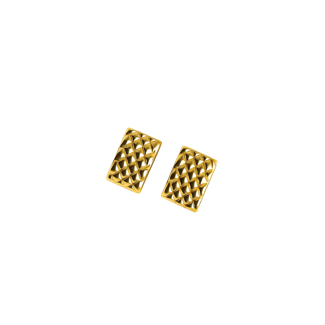 Aretes Huggies Roma en modelo, diseño cuadrado con acabado dorado ideal como accesorios para mujer modernos.